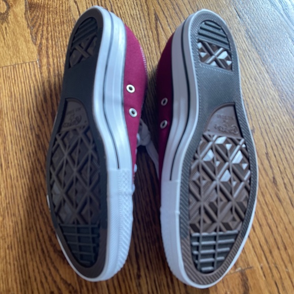 NWOT Men’s Burgundy Canvas Sneakers - Picture 4 of 5